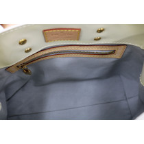 Louis Vuitton Reade Vernis Panna